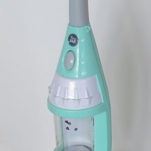 A054: Green / White Vacuum Cleaner
