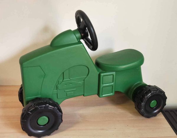 A064: John Deere Green Ride On