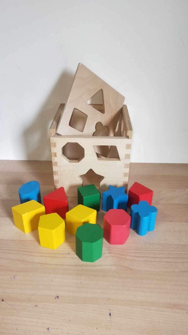 B118: Melissa and Doug Shape Sorting Box