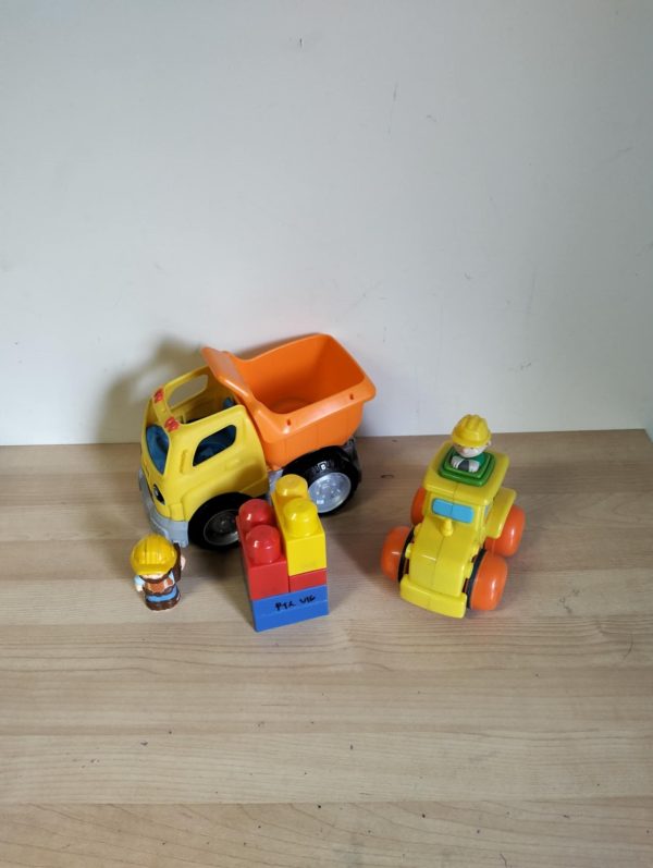 V021: Little People Construction Set