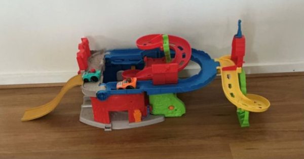 V048 :  Little People Sit N' Stand Raceway